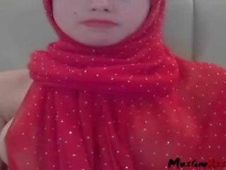 Hijab anak na babae naglalaro may puke