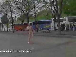 Desnudo chavala en público calles