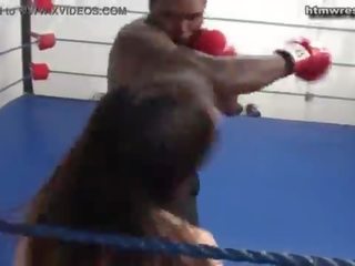 Černý samec boxerské beast vs maličký bílý dáma ryona