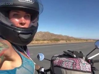 Felicity feline chevauchée sur aprilia tuono motorcycle