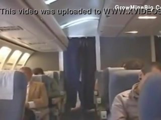 Flugbegleiterin und japanisch gefährten fick auf ebene