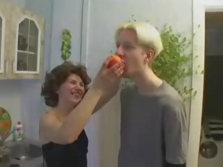 Russisch mam en zoon spelen in keuken