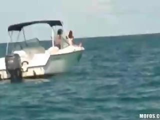 Dua kanak-kanak perempuan pada yang kapal layar spied pada dan terbentur