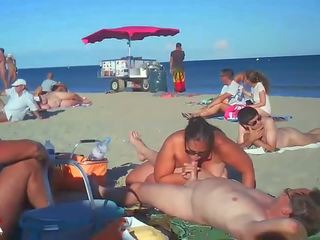Milf slagene henne kjæreste på naken strand av kikkere