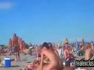 Δημόσιο γυμνός/ή παραλία ερωτύλος σεξ συνδετήρας σε καλοκαίρι 2015