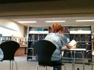 Gros salope clignotant en publique bibliothèque