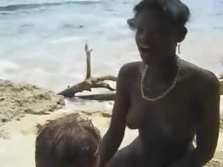 Matainas afrikāņu skaistule jāšanās eiro zēns uz the pludmale