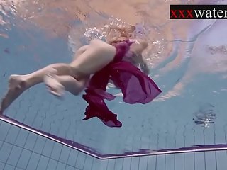 Roken extraordinary russisch roodharige in de zwembad <span class=duration>- 7 min</span>