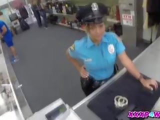 警察 軍官 couldnt hock 她的 槍