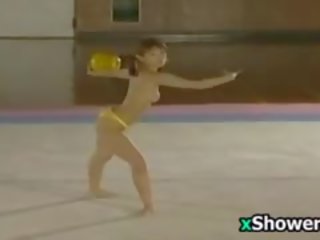 Asijské athlete performs polonahá a sprchy