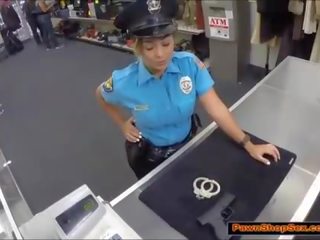 Politie officier pawns haar pistool & is geneukt