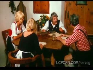 Ferme homme baise voisins merveilleux blond femme sur la table